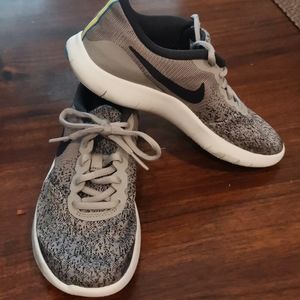 Great and black NIKE flex contact sneakers size Y4